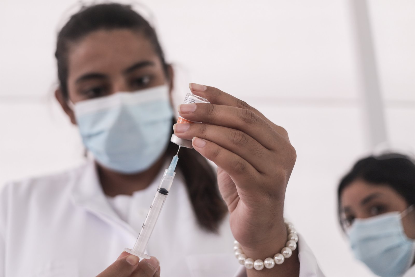 3月2日，醫護人員在巴西聖保羅莫倫比體育場進行新冠疫苗接種的準備工作。（新華社）