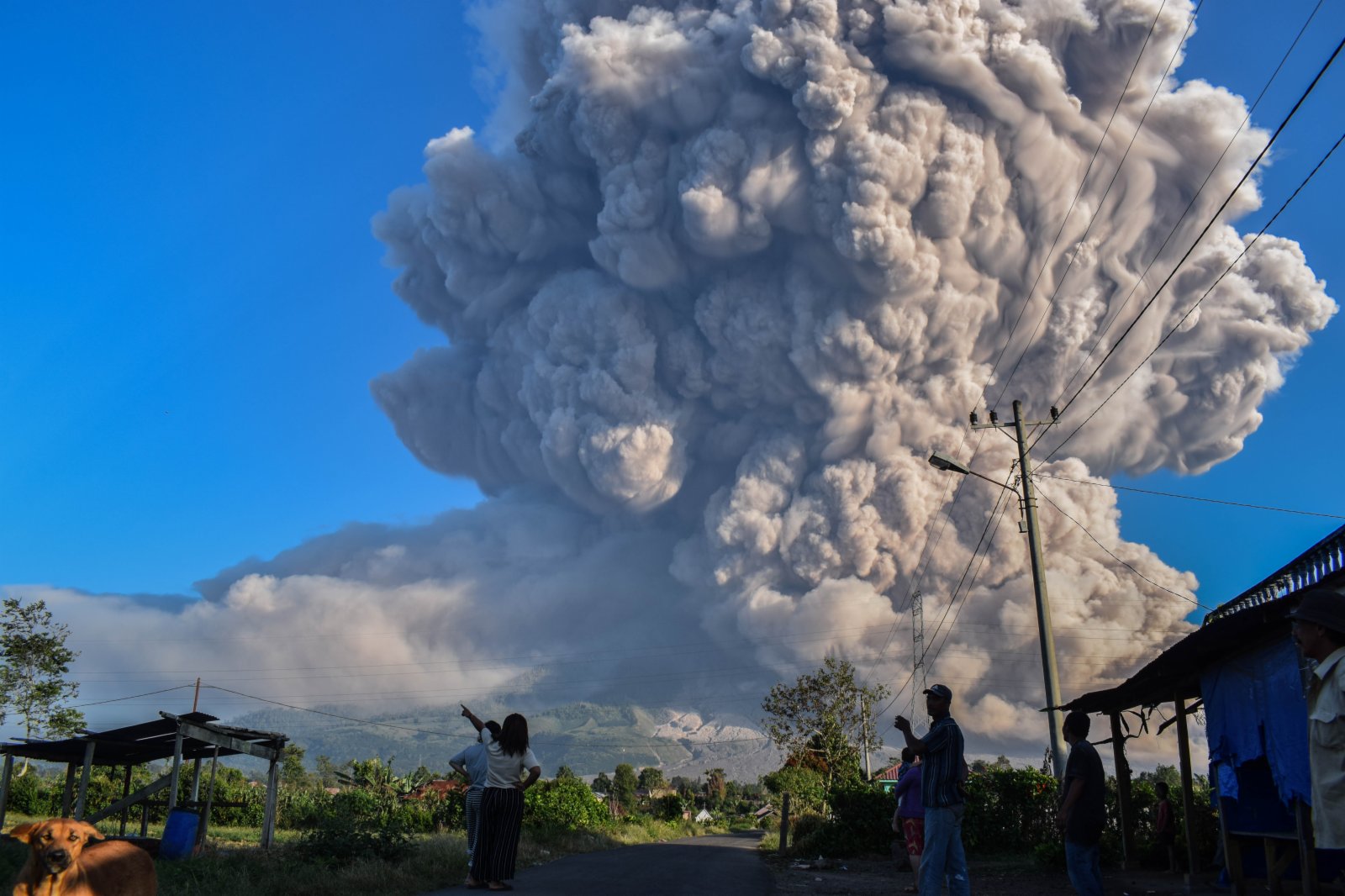 3月2日，人們在印度尼西亞北蘇門答臘省卡羅觀看噴發的錫納朋火山。