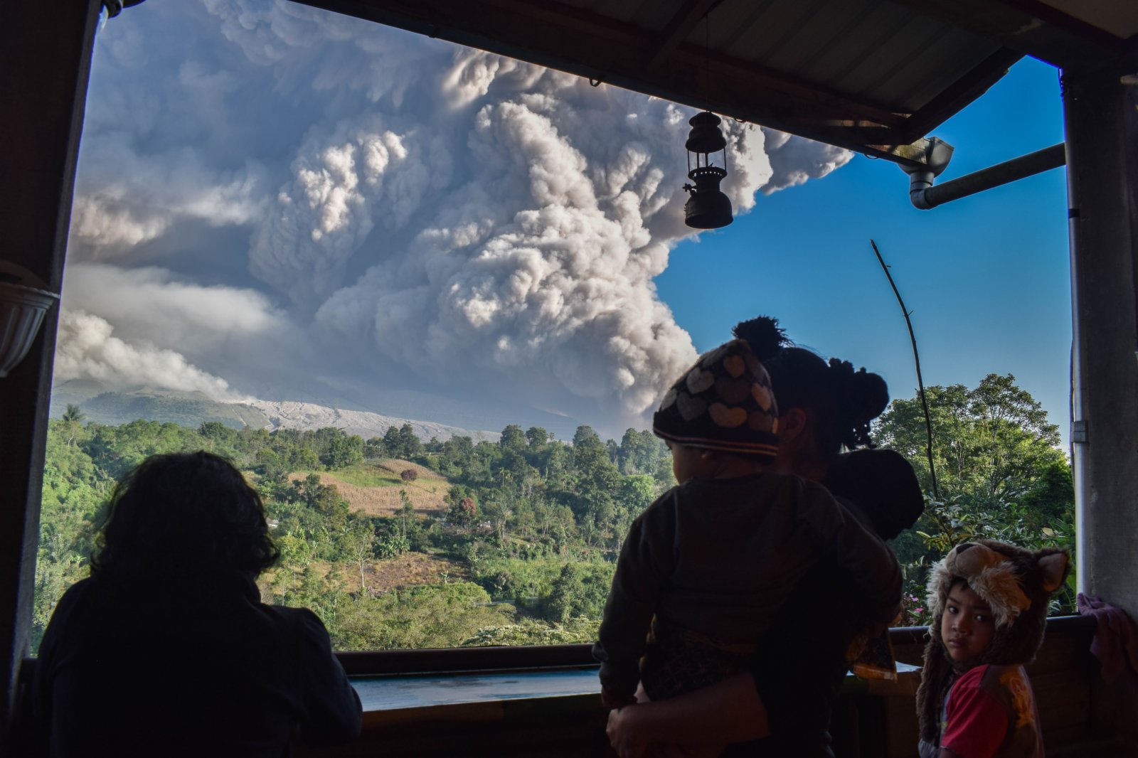 3月2日，人們在印度尼西亞北蘇門答臘省卡羅觀看噴發的錫納朋火山。