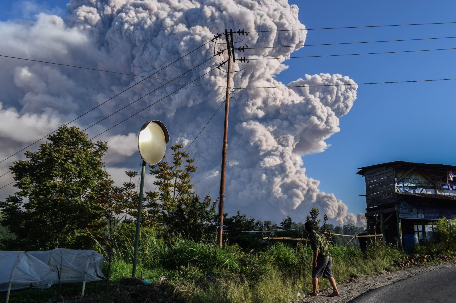 3月2日，一名男子在印度尼西亞北蘇門答臘省卡羅觀看噴發的錫納朋火山。