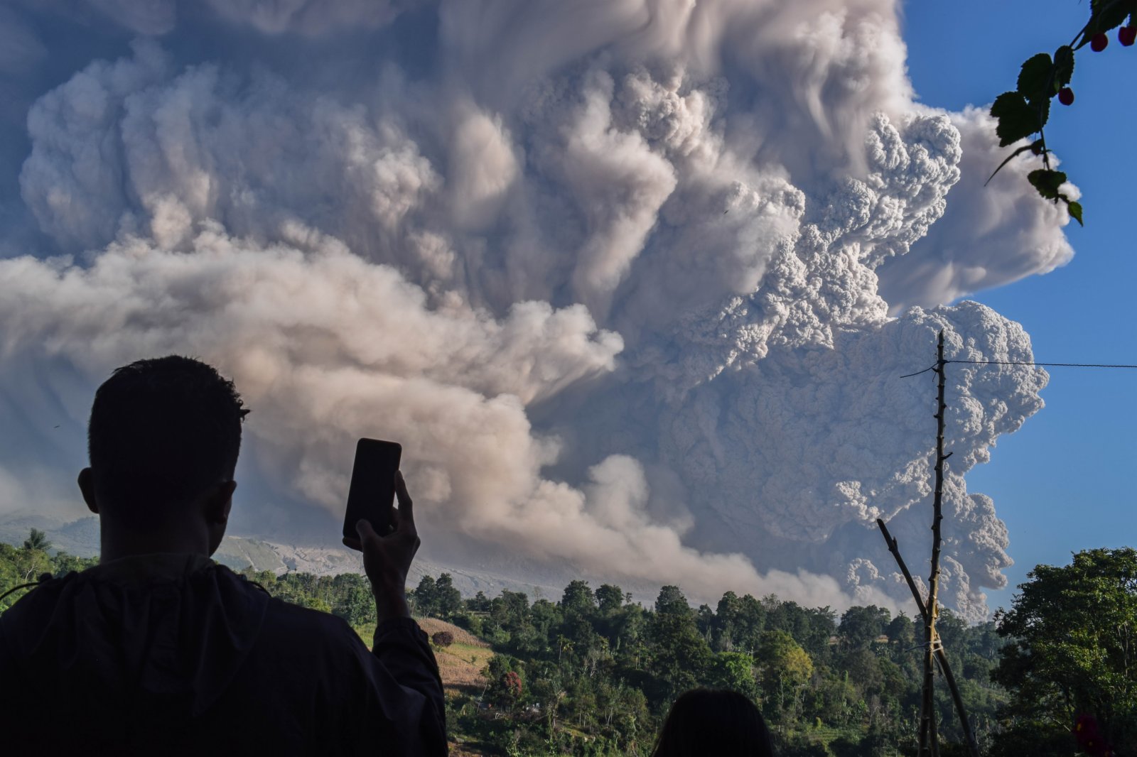 3月2日，一名男子在印度尼西亞北蘇門答臘省卡羅觀看噴發的錫納朋火山。