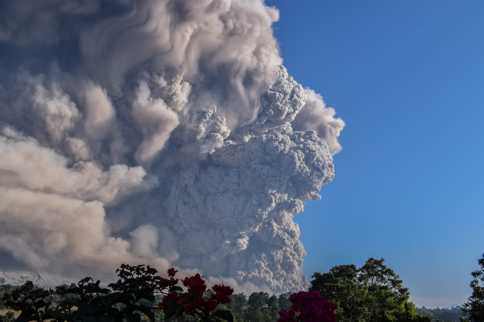 這是3月2日在印度尼西亞北蘇門答臘省卡羅拍攝的噴發中的錫納朋火山。