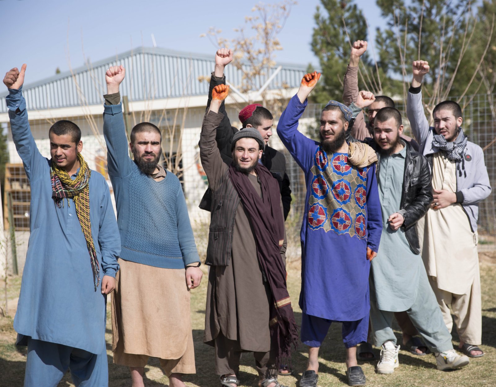 3月3日，人們慶祝從位於阿富汗赫拉特省的塔利班「監獄」中被解救出來。（新華社）