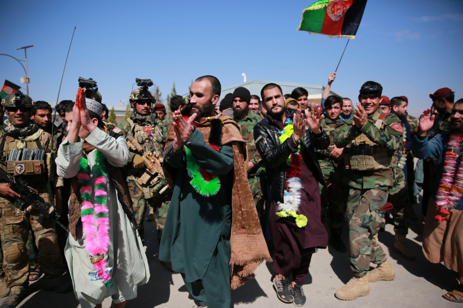 3月3日，人們慶祝從位於阿富汗赫拉特省的塔利班「監獄」中被解救出來。（新華社）