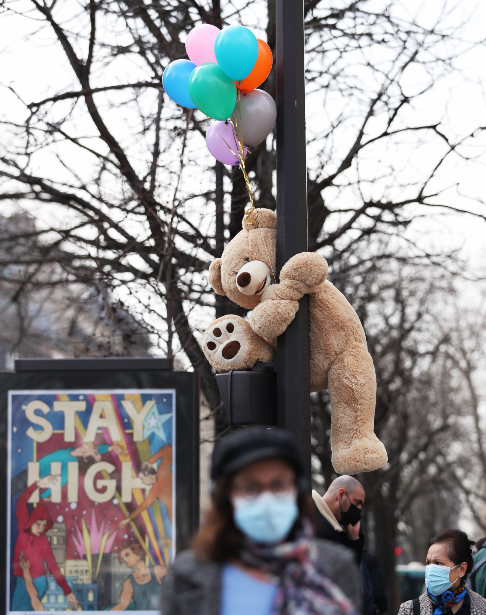 3月3日，人們走過法國巴黎街頭一家餐館外的玩具熊。（新華社）
