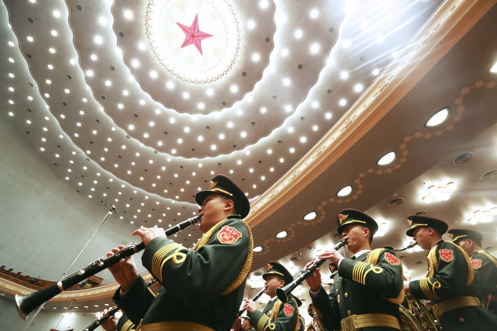 3月5日，第十三屆全國人民代表大會第四次會議在北京人民大會堂開幕。這是軍樂團在演奏。新華社
