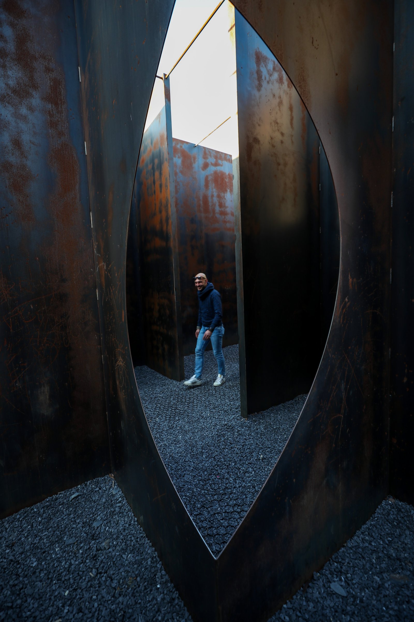 一名遊客在比利時亨克市C-Mine藝術中心的裝置作品「迷宮」裏參觀。