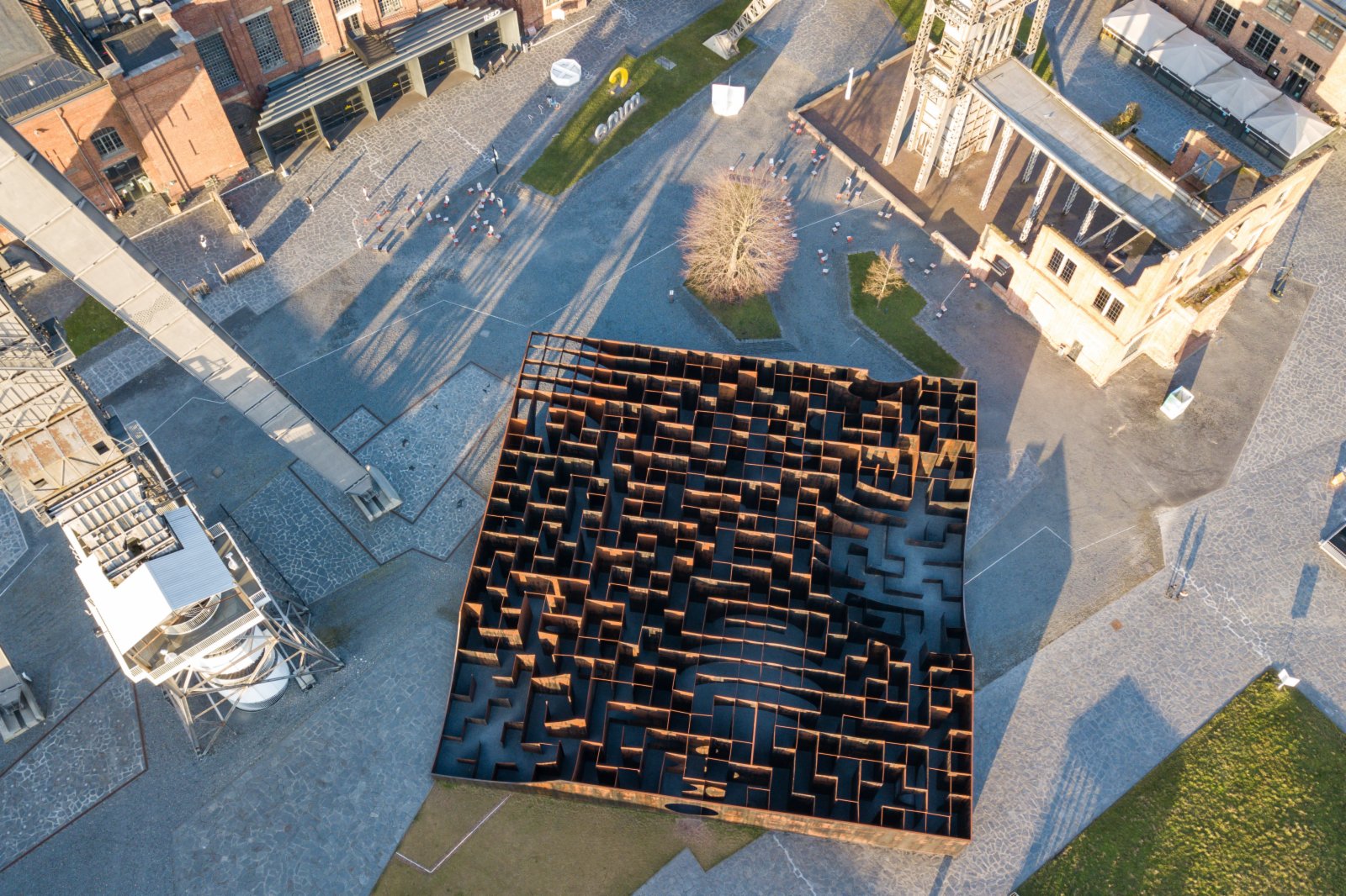 這是3月2日在比利時亨克市C-Mine藝術中心拍攝的裝置作品「迷宮」。