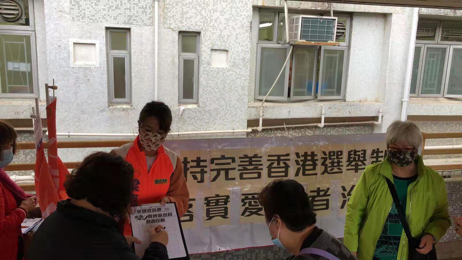 葵青區梁嘉铭開設街站收集市民簽名。支持完善香港選舉制度。