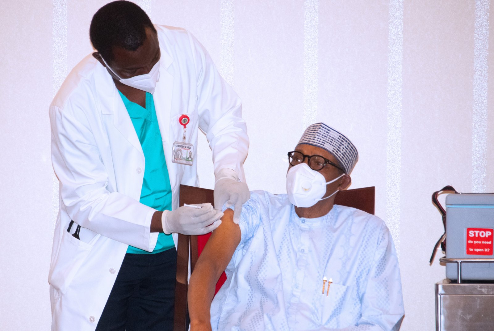 3月6日，尼日利亞總統布哈里(右)在阿布賈接種新冠病毒疫苗。尼日利亞政府5日在阿布賈正式啟動新冠疫苗接種工作。（新華社）