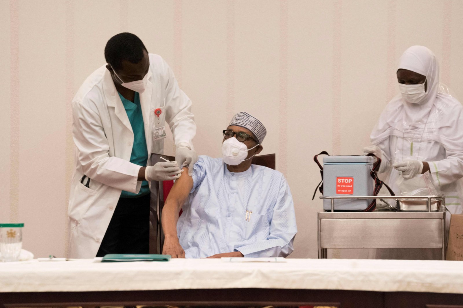 3月6日，尼日利亞總統布哈里(右)在阿布賈接種新冠病毒疫苗。（法新社）
