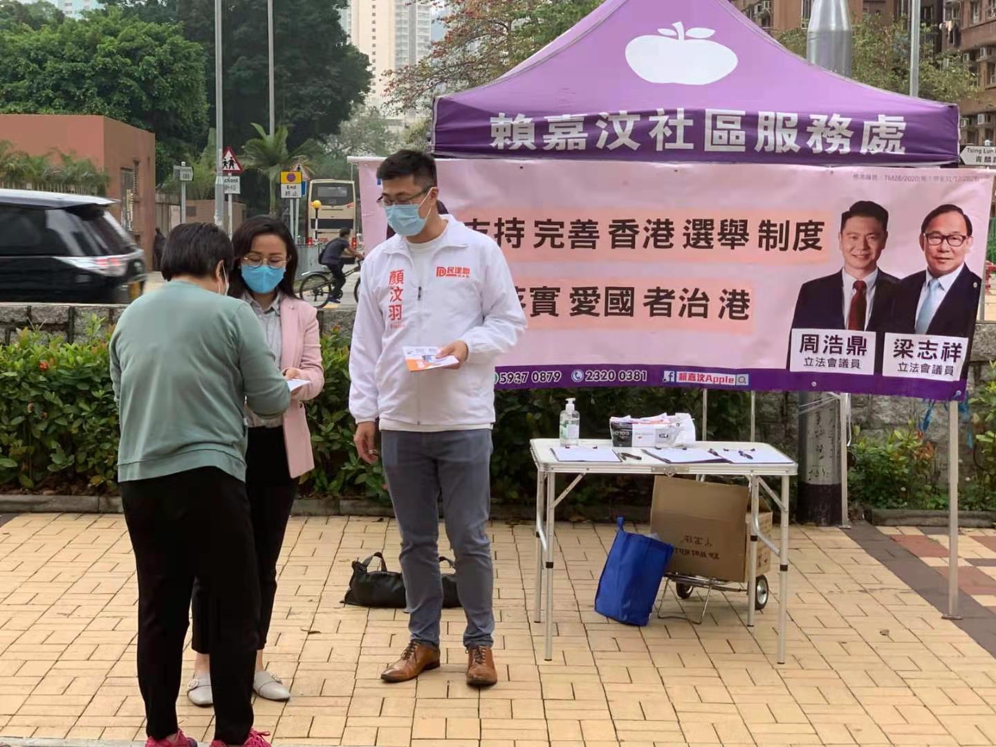 青年民建聯總監顏汶羽進行街站活動，支持完善香港的選舉制度。（大公文匯全媒體中心記者攝）