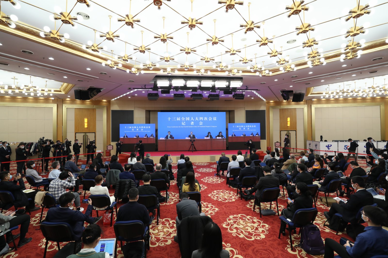 3月7日，十三屆全國人大四次會議在北京人民大會堂新聞發佈廳舉行記者會，邀請國務委員兼外交部長王毅就「中國外交政策和對外關係」相關問題回答中外記者提問。（新華社）
