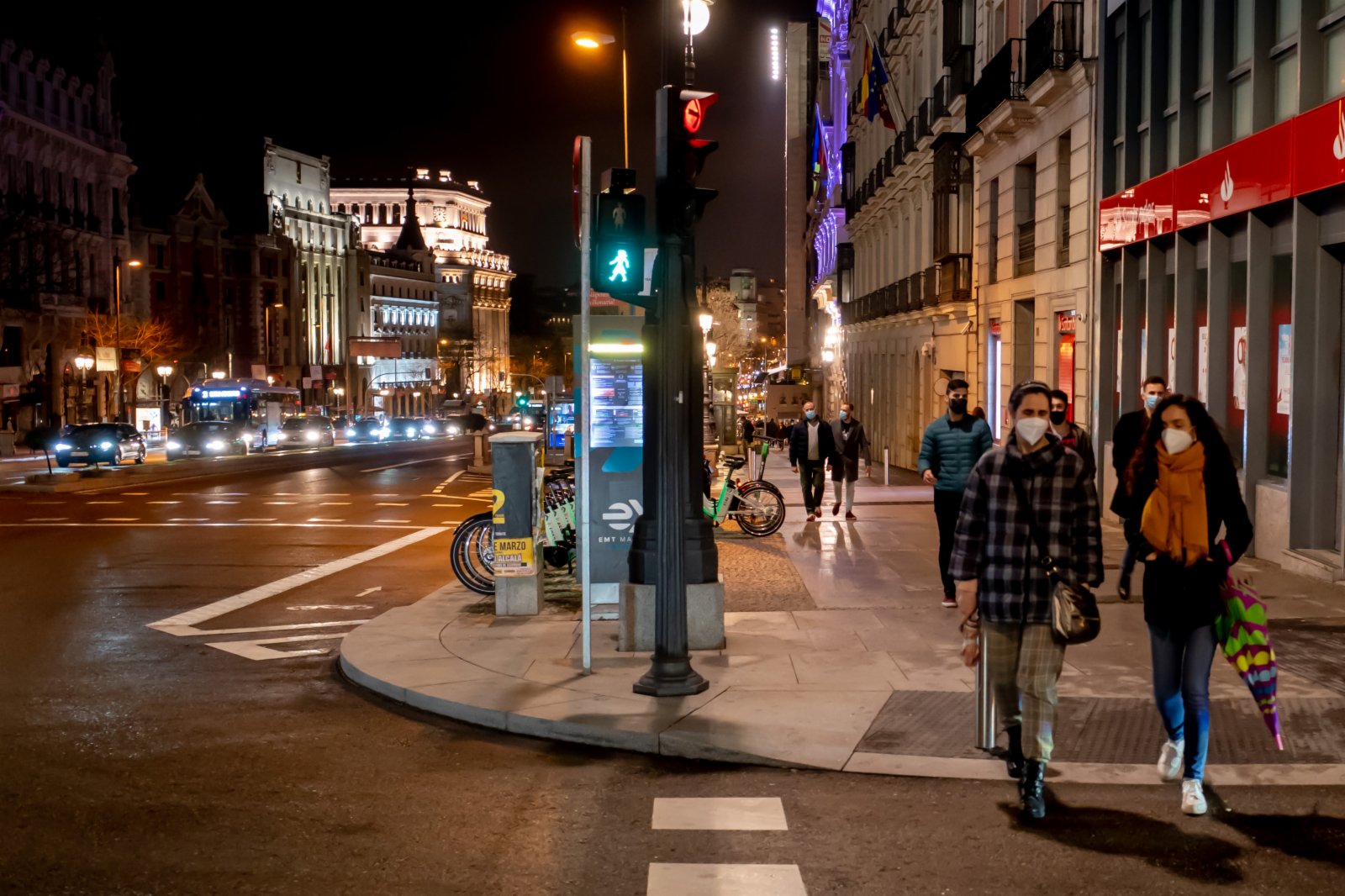 這是3月7日在西班牙馬德里街頭拍攝的行人信號燈。（新華社）