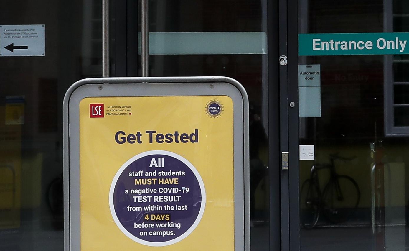 這是3月8日在英國倫敦的倫敦政治經濟學院校園內拍攝的防疫牌，要求所有教職員工和學生提供四日內的新冠檢測陰性證明方可返校。