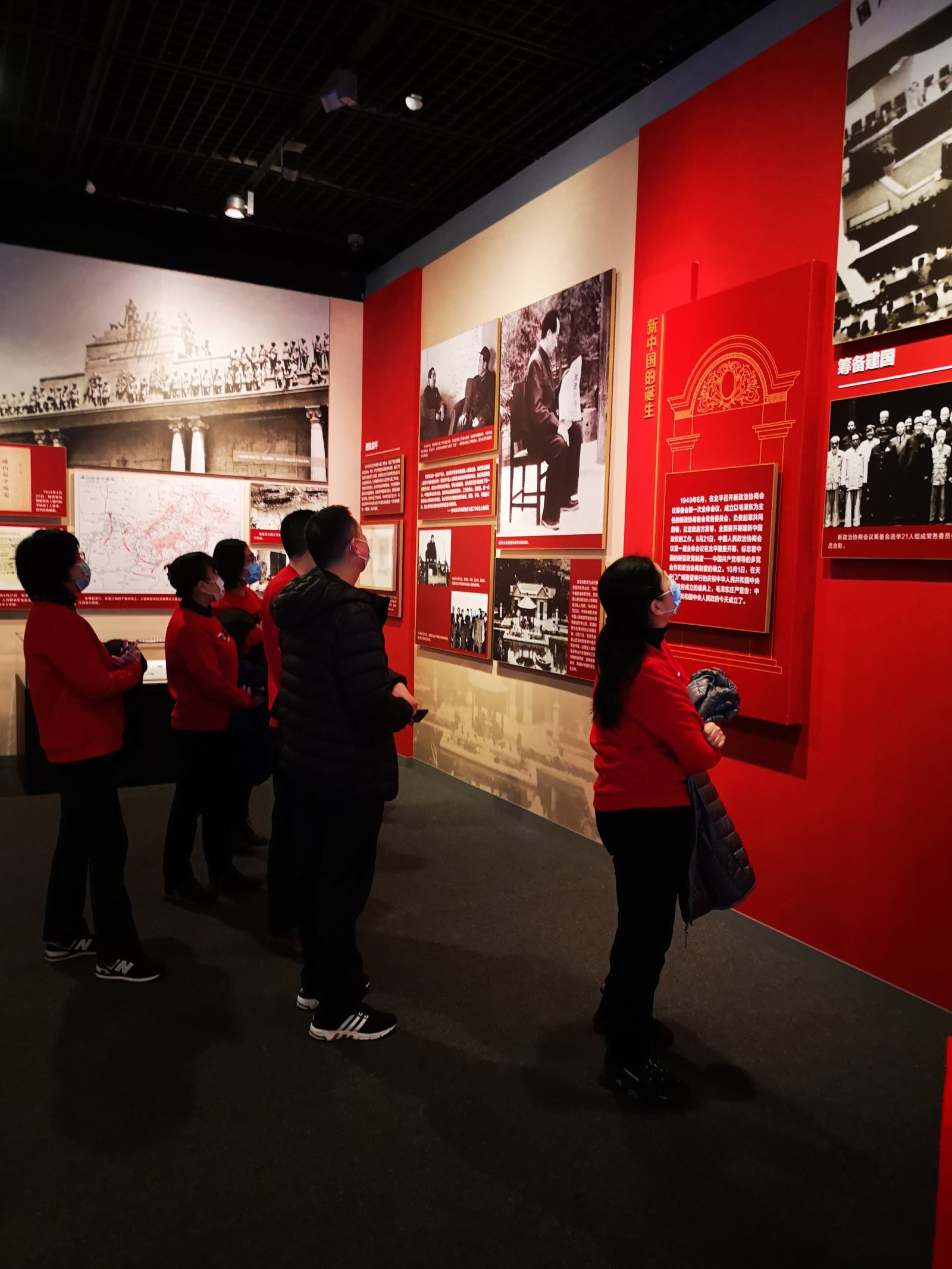 記者看到，展覽現場觀眾絡繹不絕。