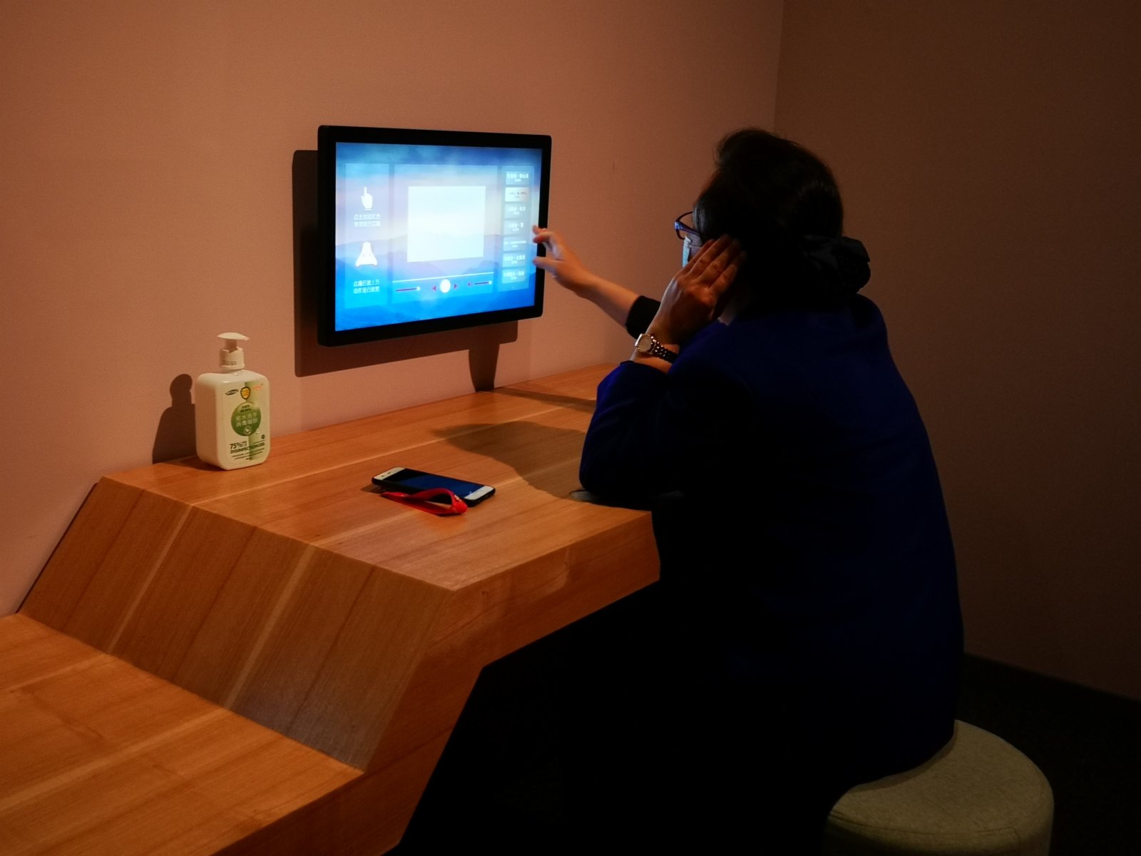 觀眾在朗讀亭展區互動欣賞毛澤東詩詞。