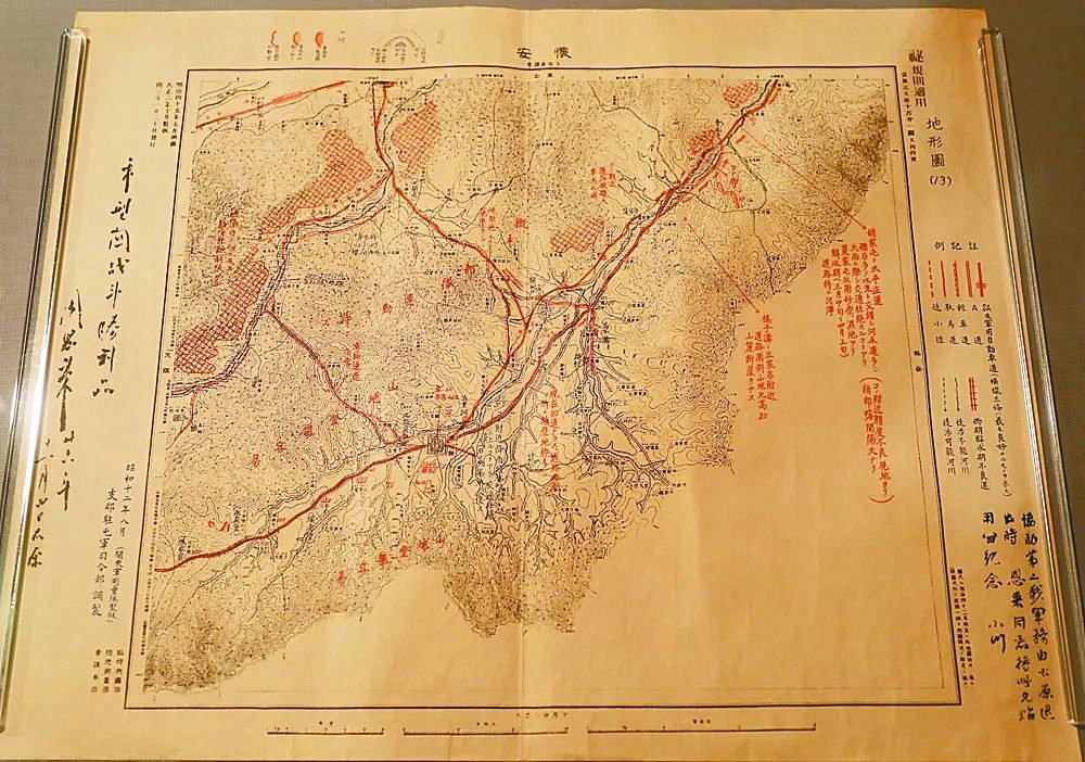 平型關戰役中繳獲的地圖(複製品)，上面有周恩來的題字。