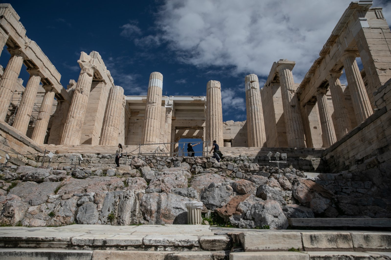 3月22日，遊客遊覽希臘雅典衛城。