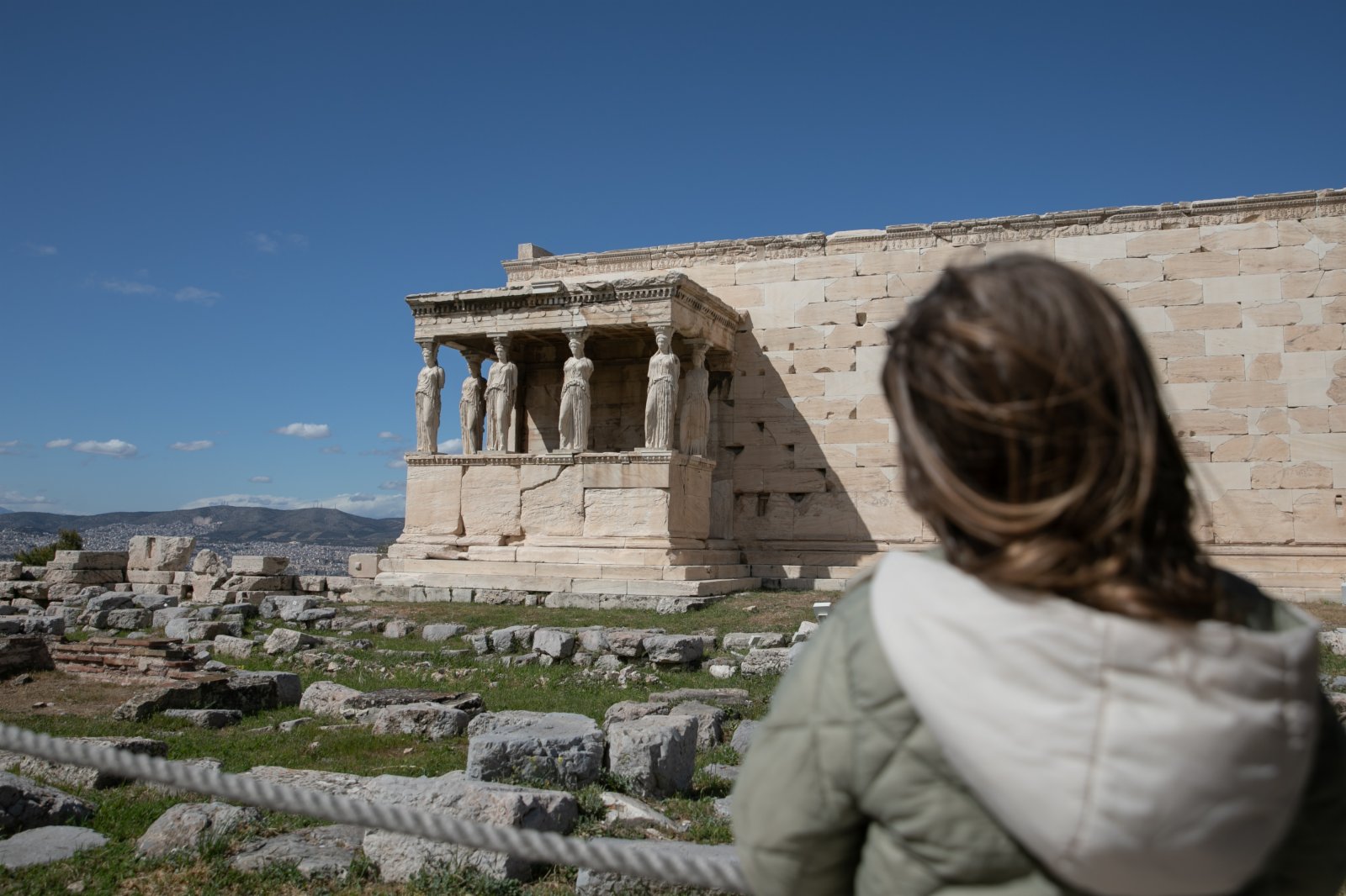 3月22日，一名遊客遊覽希臘雅典衛城。
