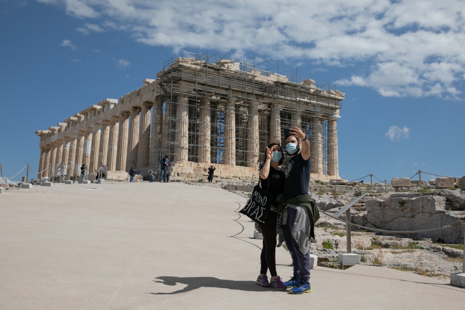 3月22日，遊客在希臘雅典衛城自拍。