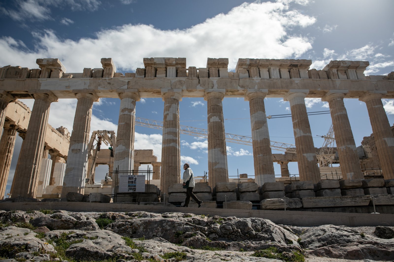 3月22日，一名遊客遊覽希臘雅典衛城。