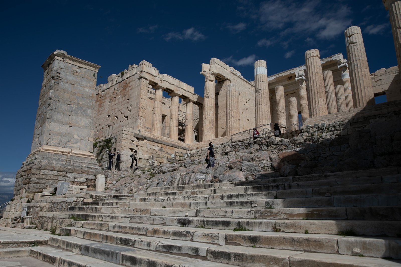 3月22日，遊客遊覽希臘雅典衛城。