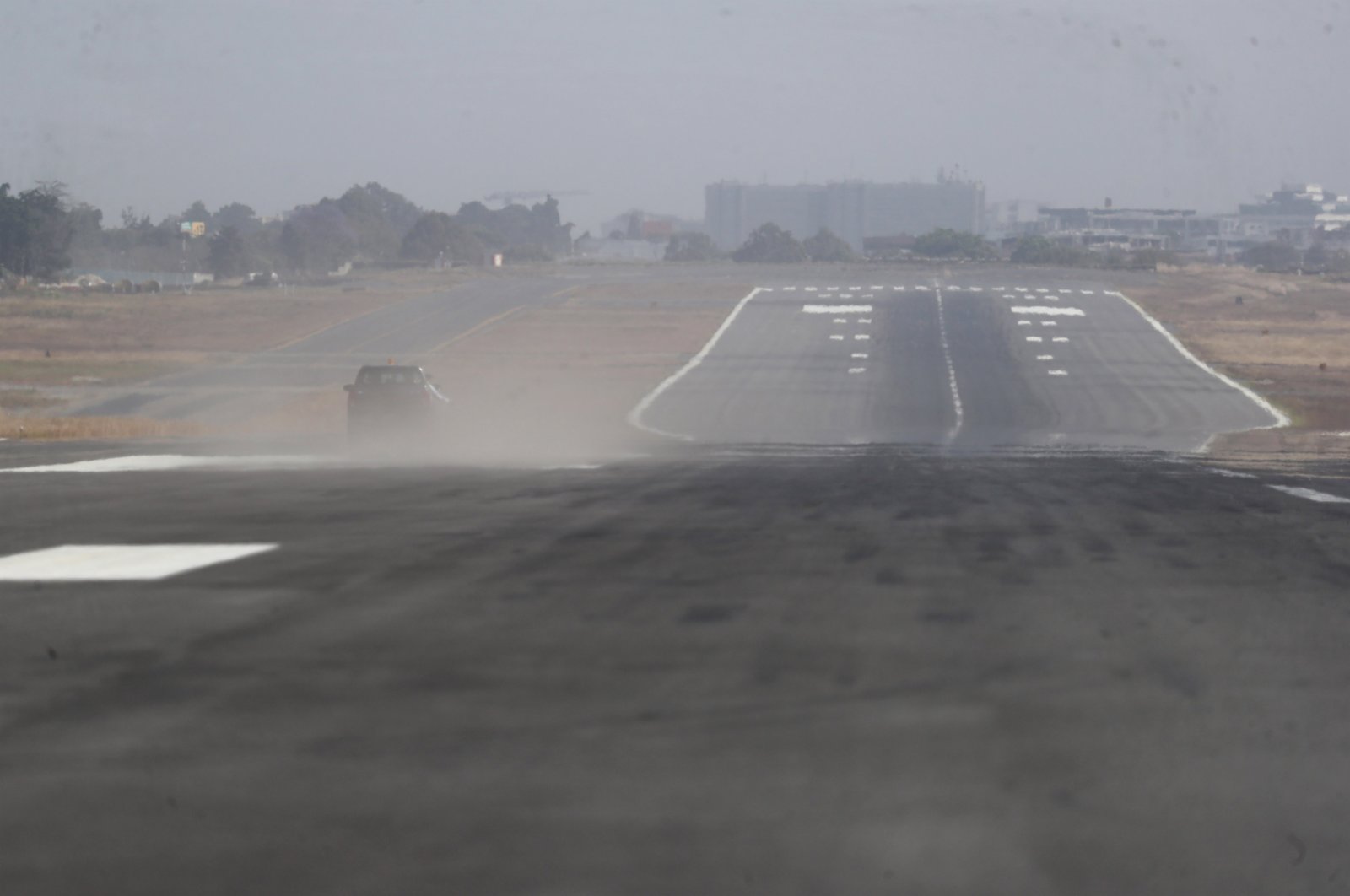 3月23日，大量火山灰落在危地馬拉首都危地馬拉城拉奧羅拉國際機場的跑道上。（新華社）
