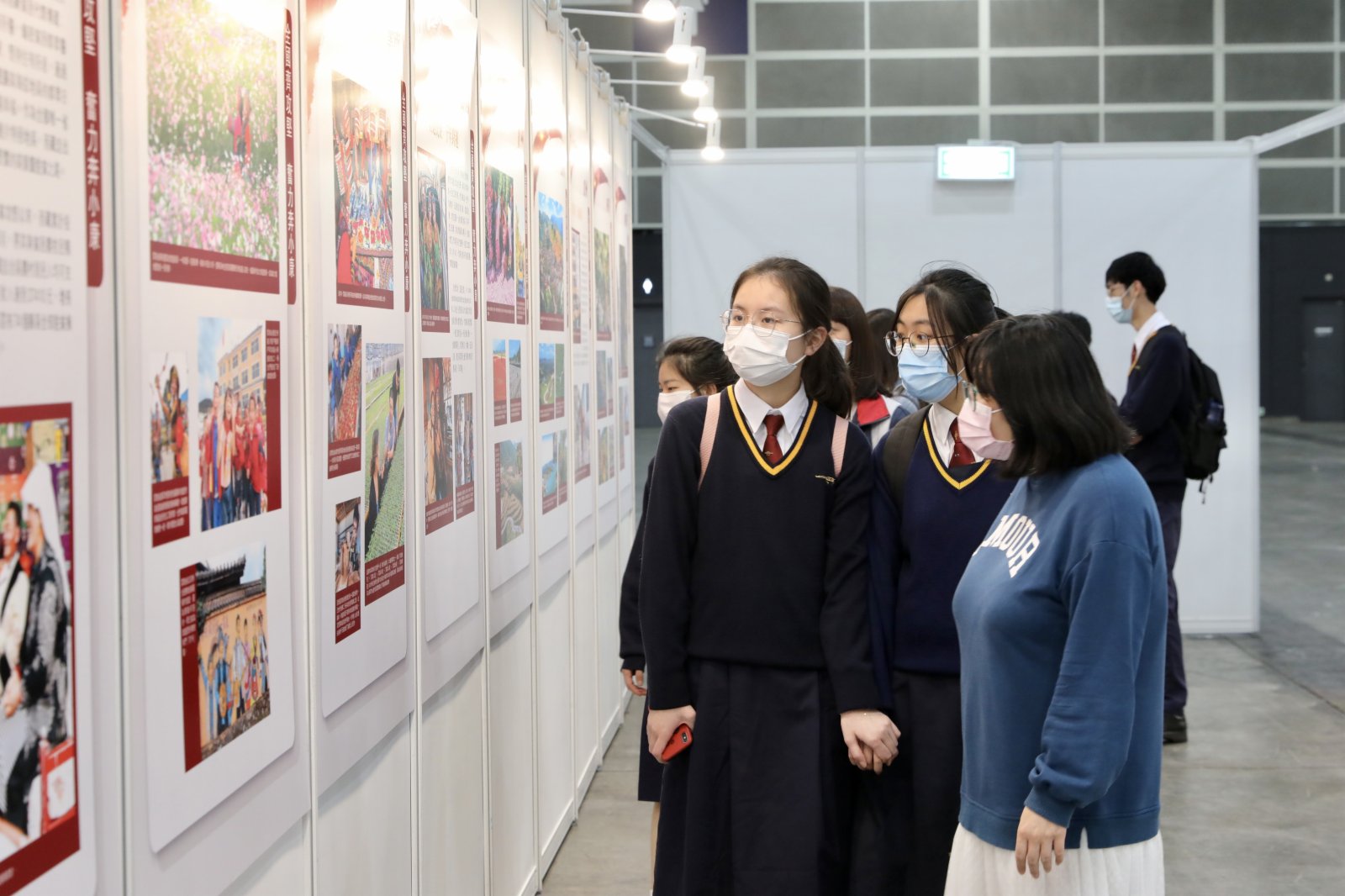 學生們在觀看「決勝之路」展覽(大公文匯全媒體記者 李斯哲 攝) 學生們在觀看「決勝之路」展覽(大公文匯全媒體記者 李斯哲 攝)