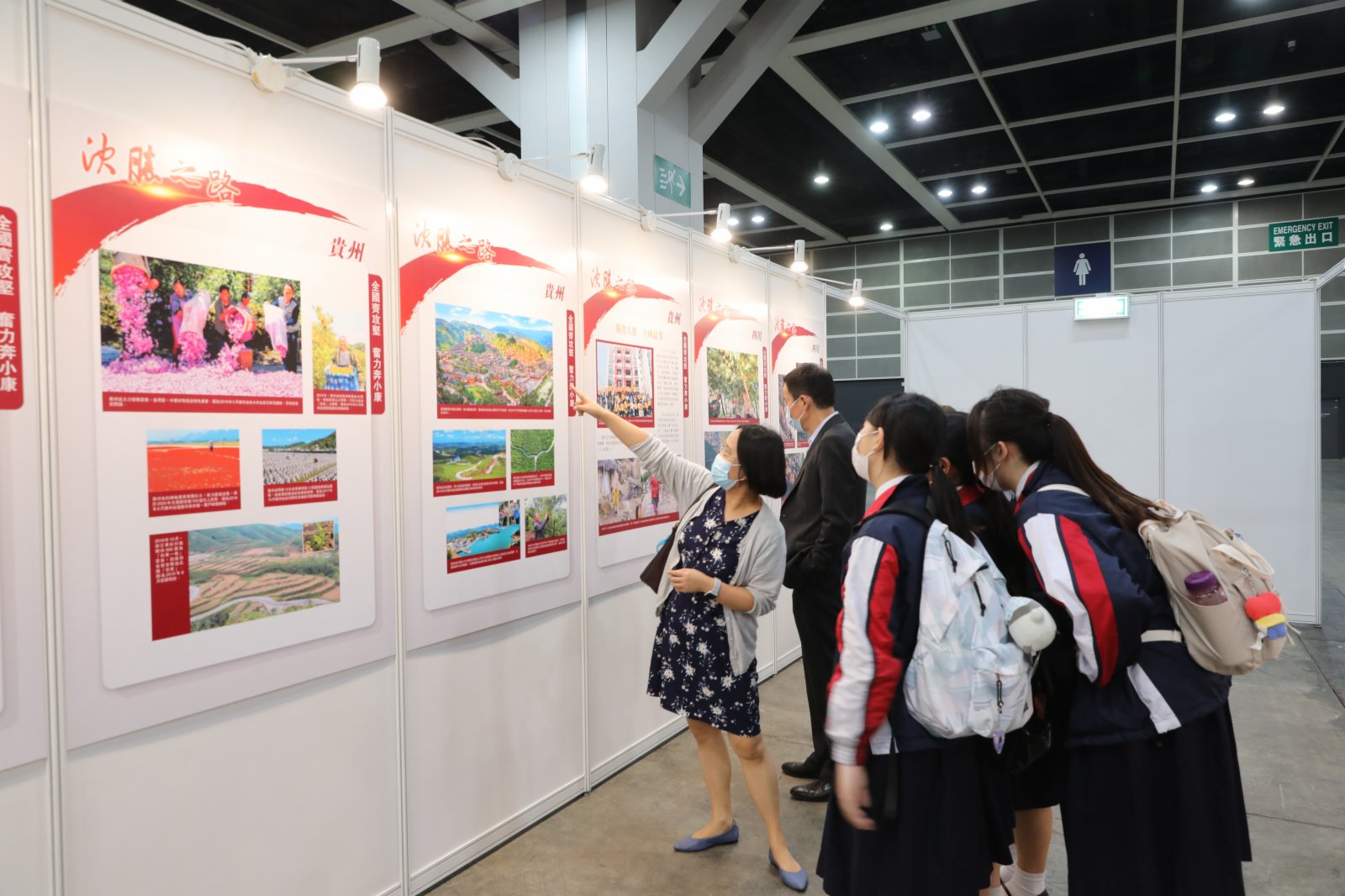 學生們在觀看「決勝之路」展覽(大公文匯全媒體記者 李斯哲 攝) 學生們在觀看「決勝之路」展覽(大公文匯全媒體記者 李斯哲 攝)