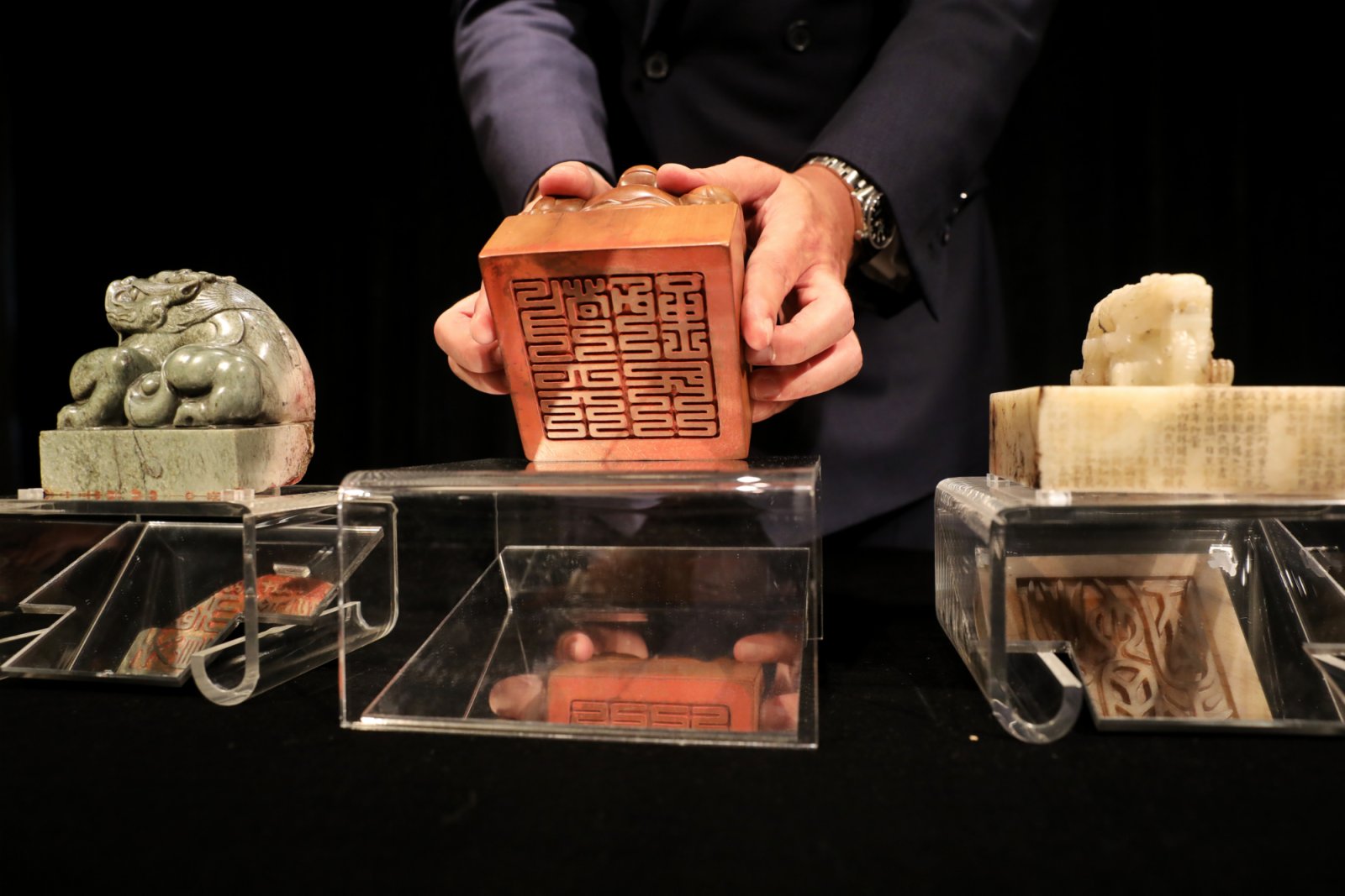 明清三方御璽:明代永樂仁孝文皇后青玉龍鈕諡寶(左)、康熙帝御寶檀香木異獸鈕方璽(中)和乾隆帝御寶交龍鈕白玉璽(右)。 明清三方御璽:明代永樂仁孝文皇后青玉龍鈕諡寶(左)、康熙帝御寶檀香木異獸鈕方璽(中)和乾隆帝御寶交龍鈕白玉璽(右)。
