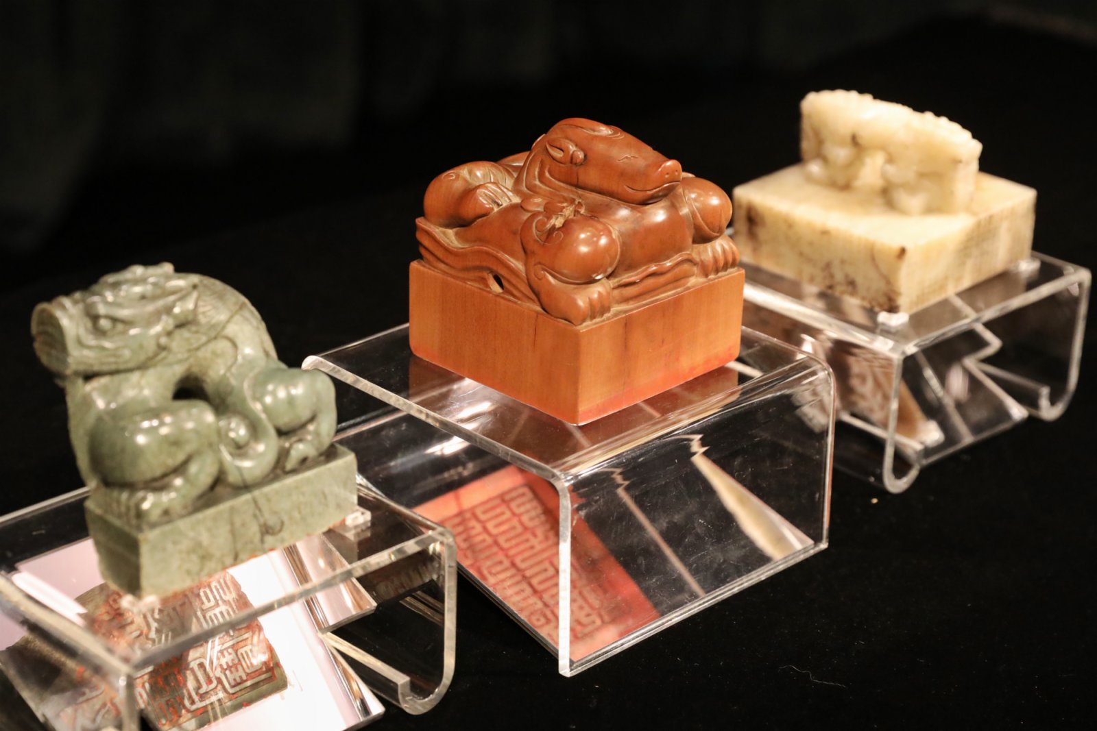 明清三方御璽:明代永樂仁孝文皇后青玉龍鈕諡寶(左)、康熙帝御寶檀香木異獸鈕方璽(中)和乾隆帝御寶交龍鈕白玉璽(右)。 明清三方御璽:明代永樂仁孝文皇后青玉龍鈕諡寶(左)、康熙帝御寶檀香木異獸鈕方璽(中)和乾隆帝御寶交龍鈕白玉璽(右)。