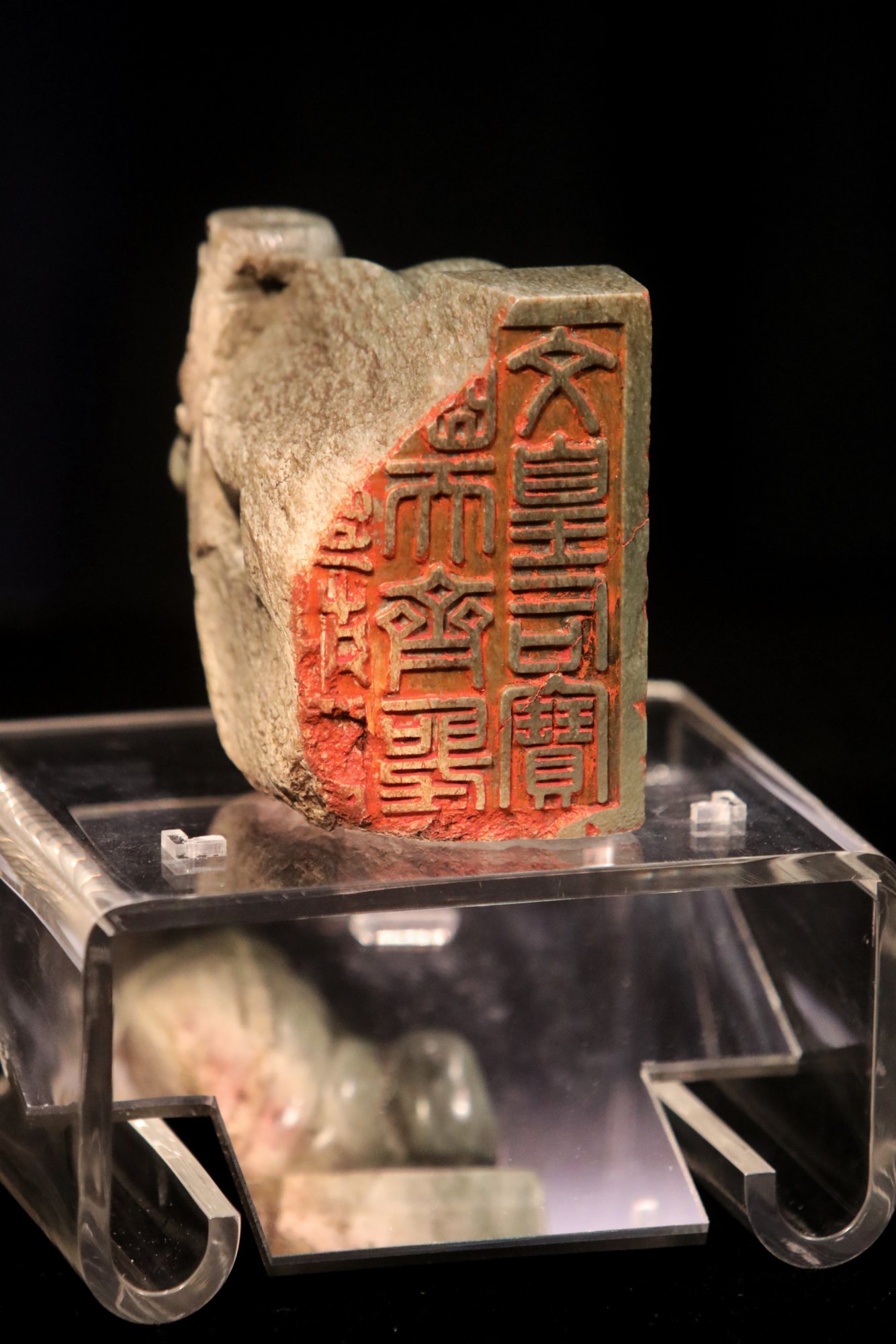 圖為明代永樂仁孝文皇后青玉龍鈕諡寶,估值2500萬至3000萬港元,該御璽製成後一直被擺放於太廟供奉,但之後由於明清更迭,經歷了火燒,受到破壞,這方璽可謂是明代僅存的一方孤璽。 圖為明代永樂仁孝文皇后青玉龍鈕諡寶,估值2500萬至3000萬港元,該御璽製成後一直被擺放於太廟供奉,但之後由於明清更迭,經歷了火燒,受到破壞,這方璽可謂是明代僅存的一方孤璽。
