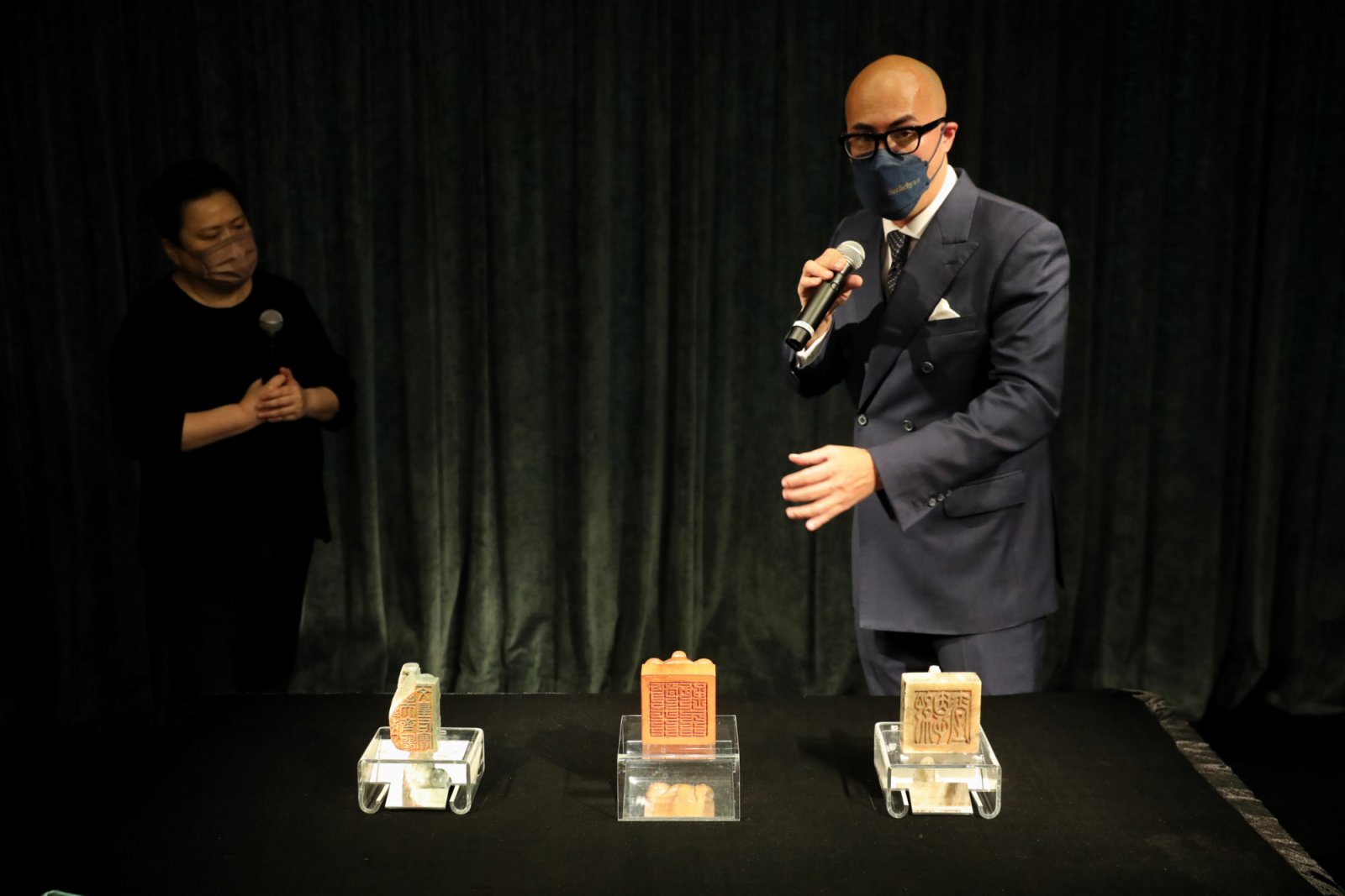 明清三方御璽:明代永樂仁孝文皇后青玉龍鈕諡寶(左)、康熙帝御寶檀香木異獸鈕方璽(中)和乾隆帝御寶交龍鈕白玉璽(右)。 明清三方御璽:明代永樂仁孝文皇后青玉龍鈕諡寶(左)、康熙帝御寶檀香木異獸鈕方璽(中)和乾隆帝御寶交龍鈕白玉璽(右)。