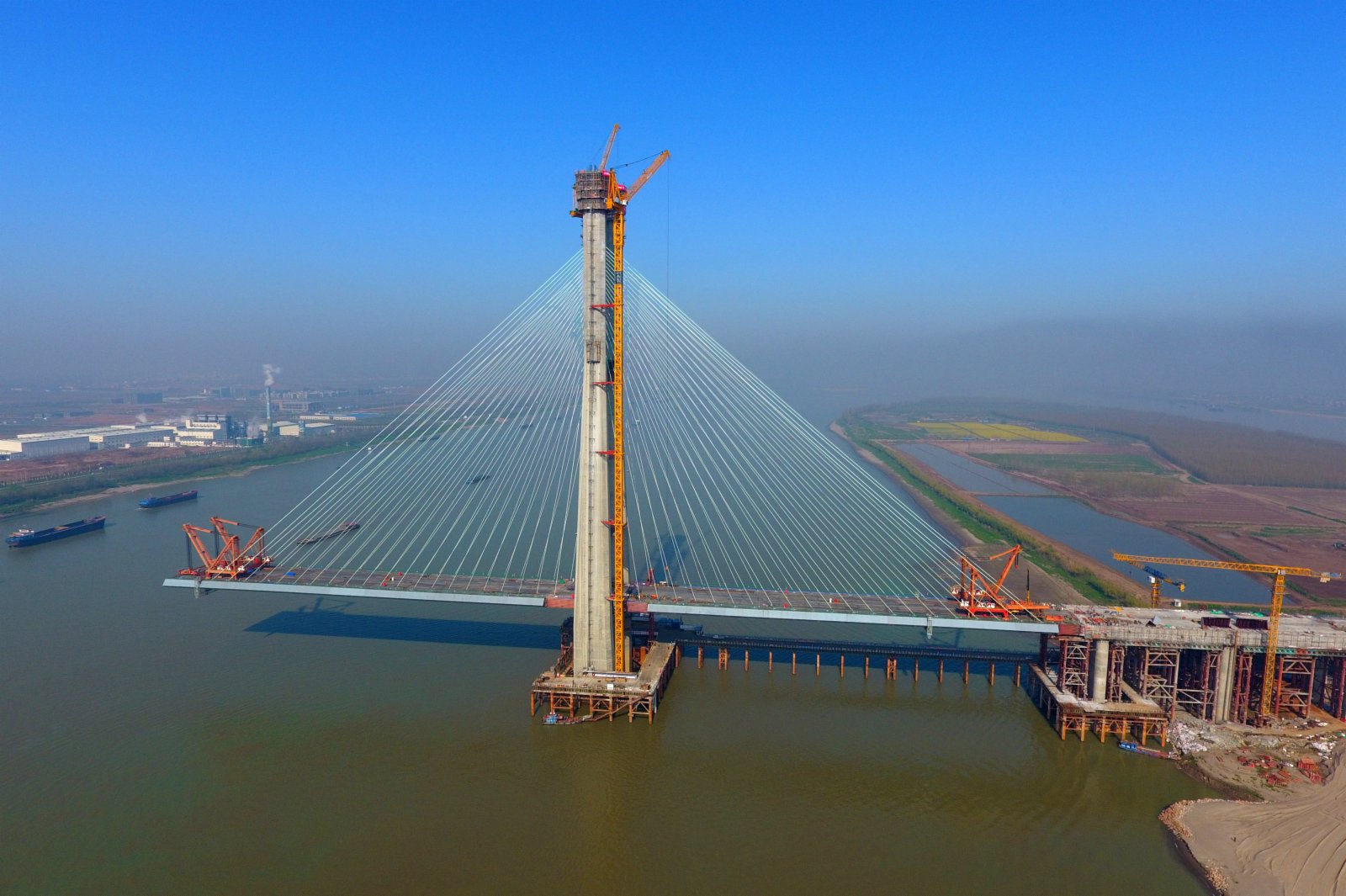 3月25日拍攝的安九鐵路鳊魚洲長江大橋（無人機照片）。（新華社）