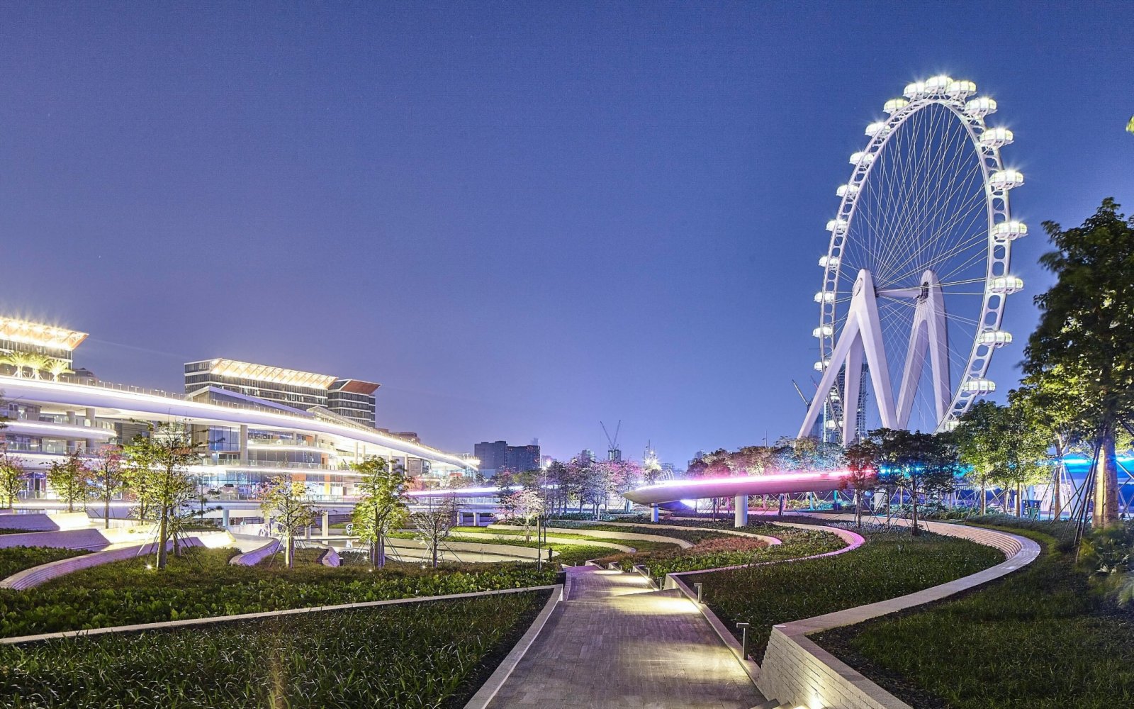 未來歡樂港灣還將推出高端主題轎廂定制服務，乘客可在摩天輪上進行浪漫求婚、閨蜜聚會、生日派對、沙龍會議等多主題活動，收穫別樣的高空體驗。