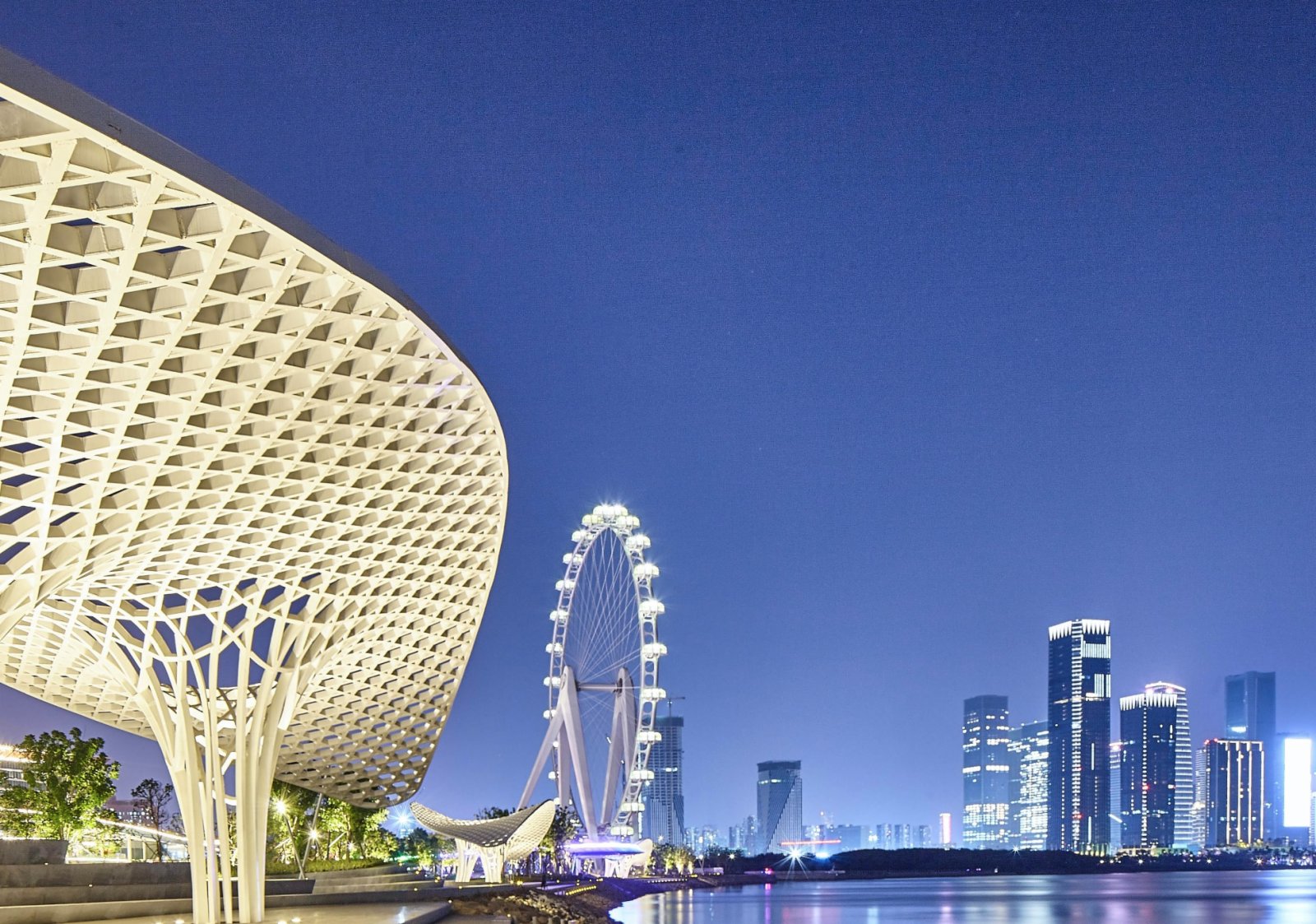 官方消息顯示，「灣區之光」摩天輪的門票定價為平日及周末150元每位，法定節假日期間180元每位。