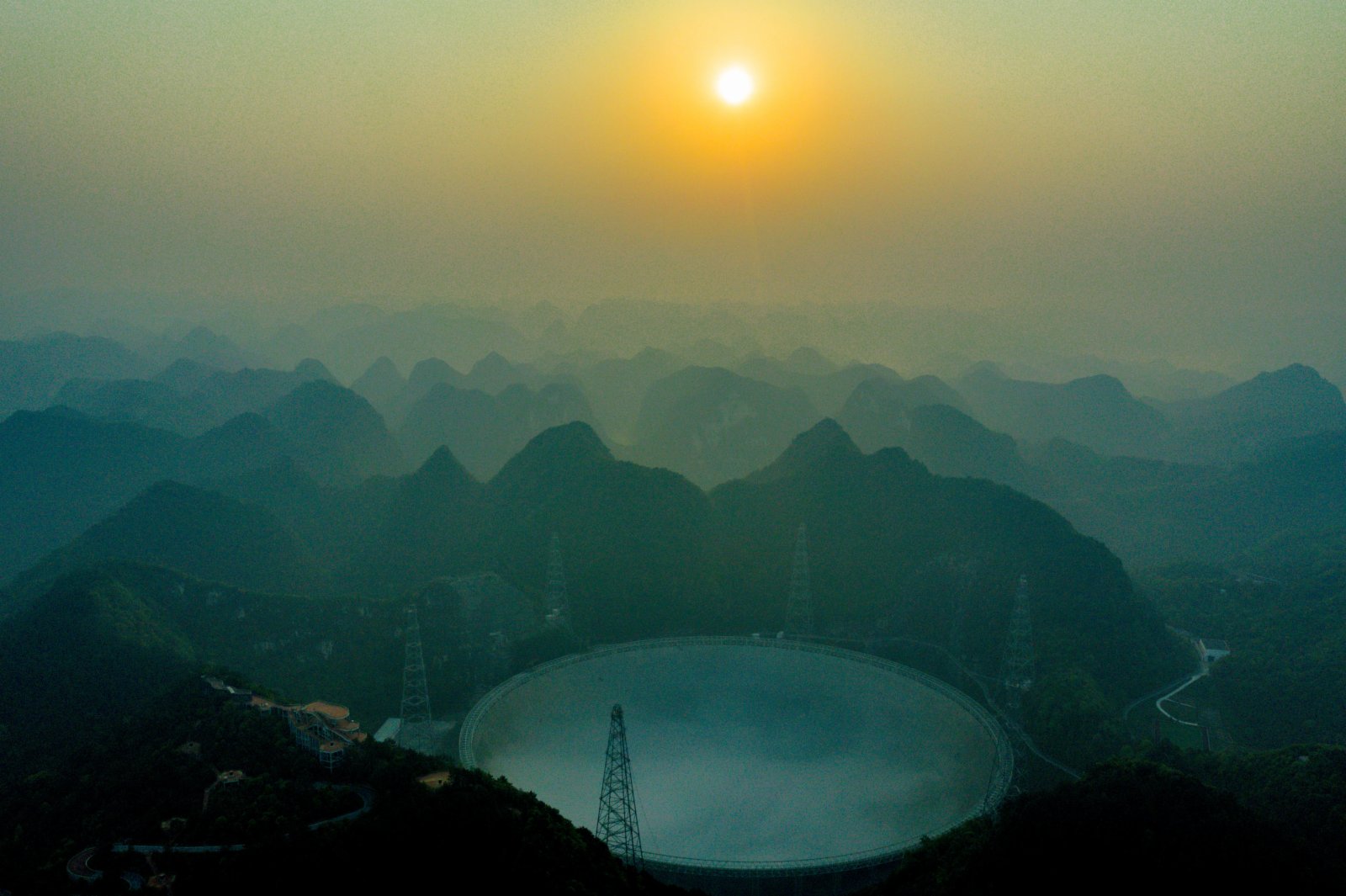 3月31日清晨拍攝的「中國天眼」全景