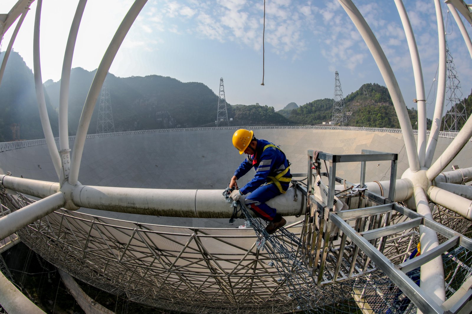 3月29日，工作人員對「中國天眼」圈梁進行維護。