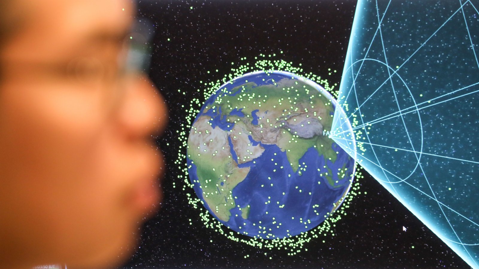 3月27日，工作人員在「中國天眼」總控室內工作 。