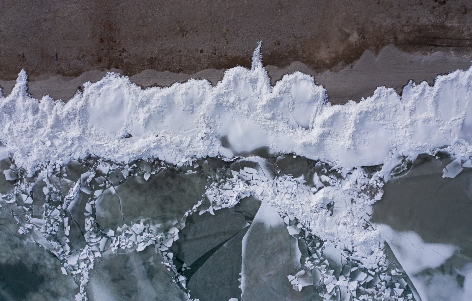 3月30日拍攝的青海湖北岸出現解凍跡象的湖面（無人機照片）。（新華社）