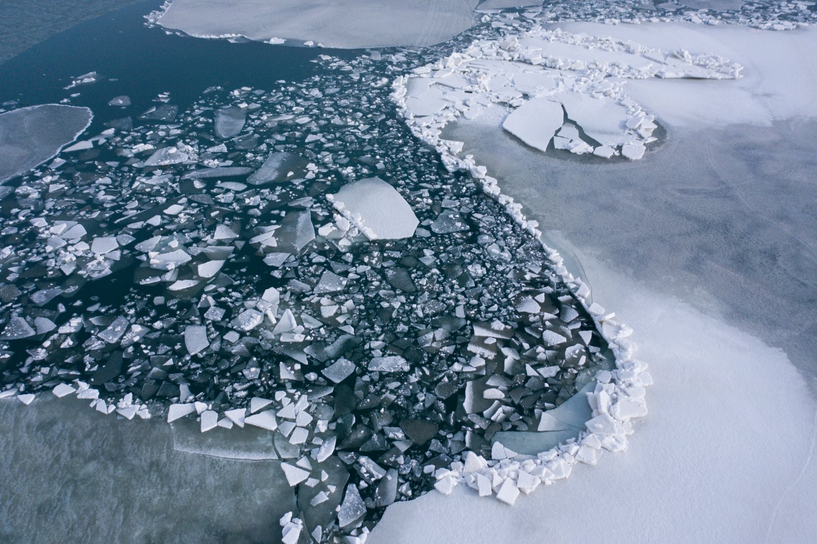 3月30日拍攝的青海湖北岸出現解凍跡象的湖面（無人機照片）。（新華社）