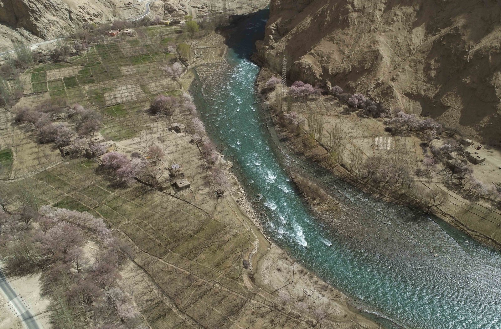 這是從空中俯瞰阿克陶縣塔爾塔吉克民族鄉巴格艾格孜村一景(3月31日攝,無人機照片)。(新華社) 這是從空中俯瞰阿克陶縣塔爾塔吉克民族鄉巴格艾格孜村一景(3月31日攝,無人機照片)。(新華社)