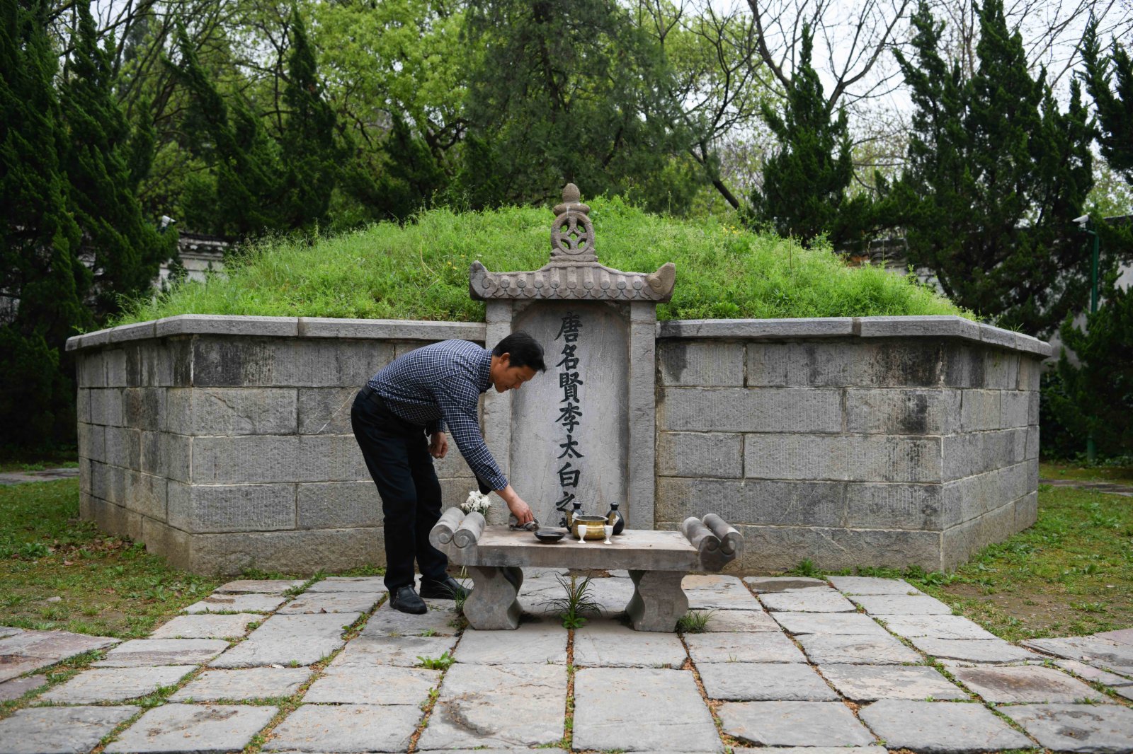 3月31日,谷常新在擦拭李白墓前的祭台。(新華社) 3月31日,谷常新在擦拭李白墓前的祭台。(新華社)