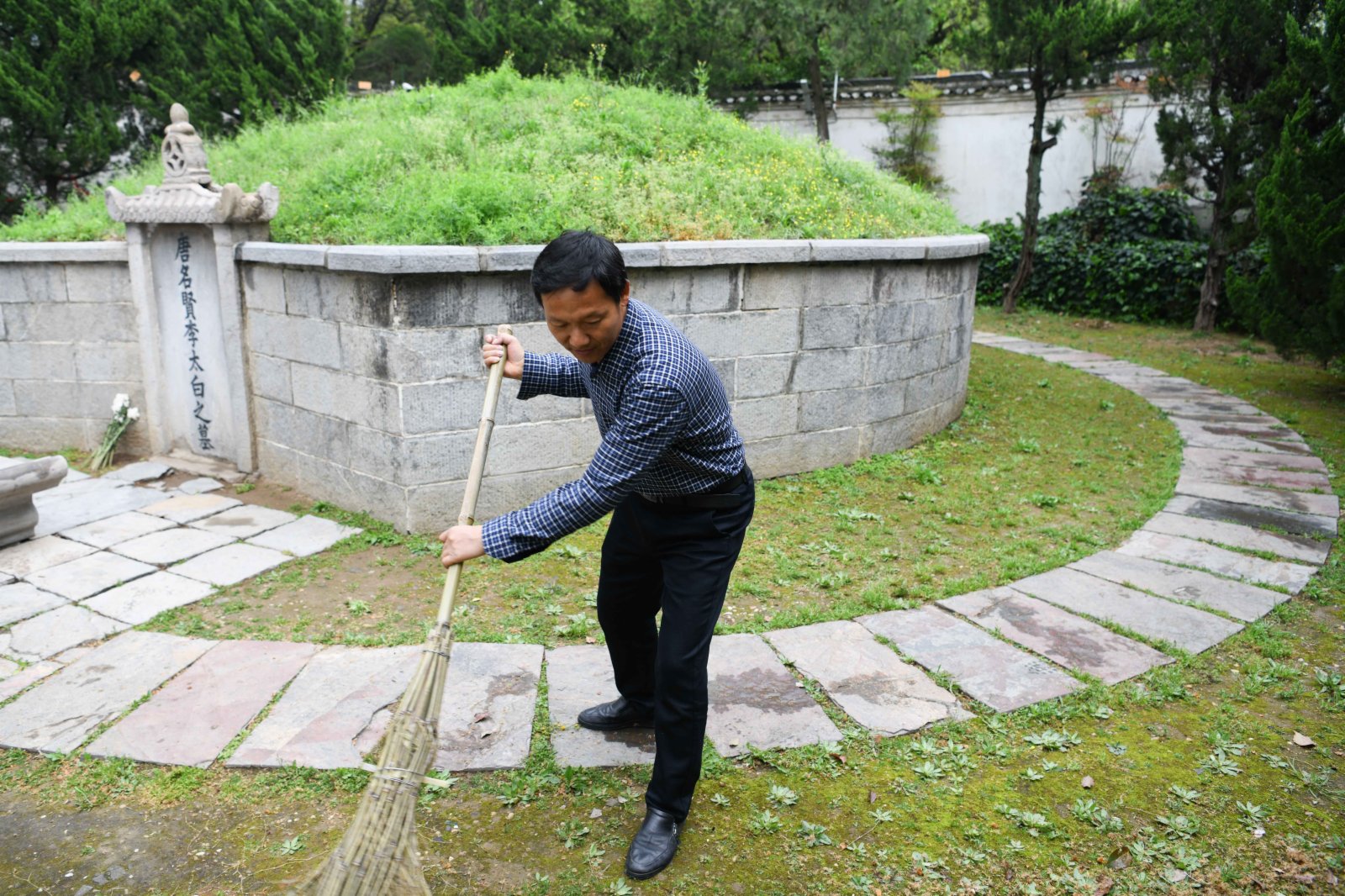 3月31日,谷常新在李白墓園內清掃地面。(新華社) 3月31日,谷常新在李白墓園內清掃地面。(新華社)