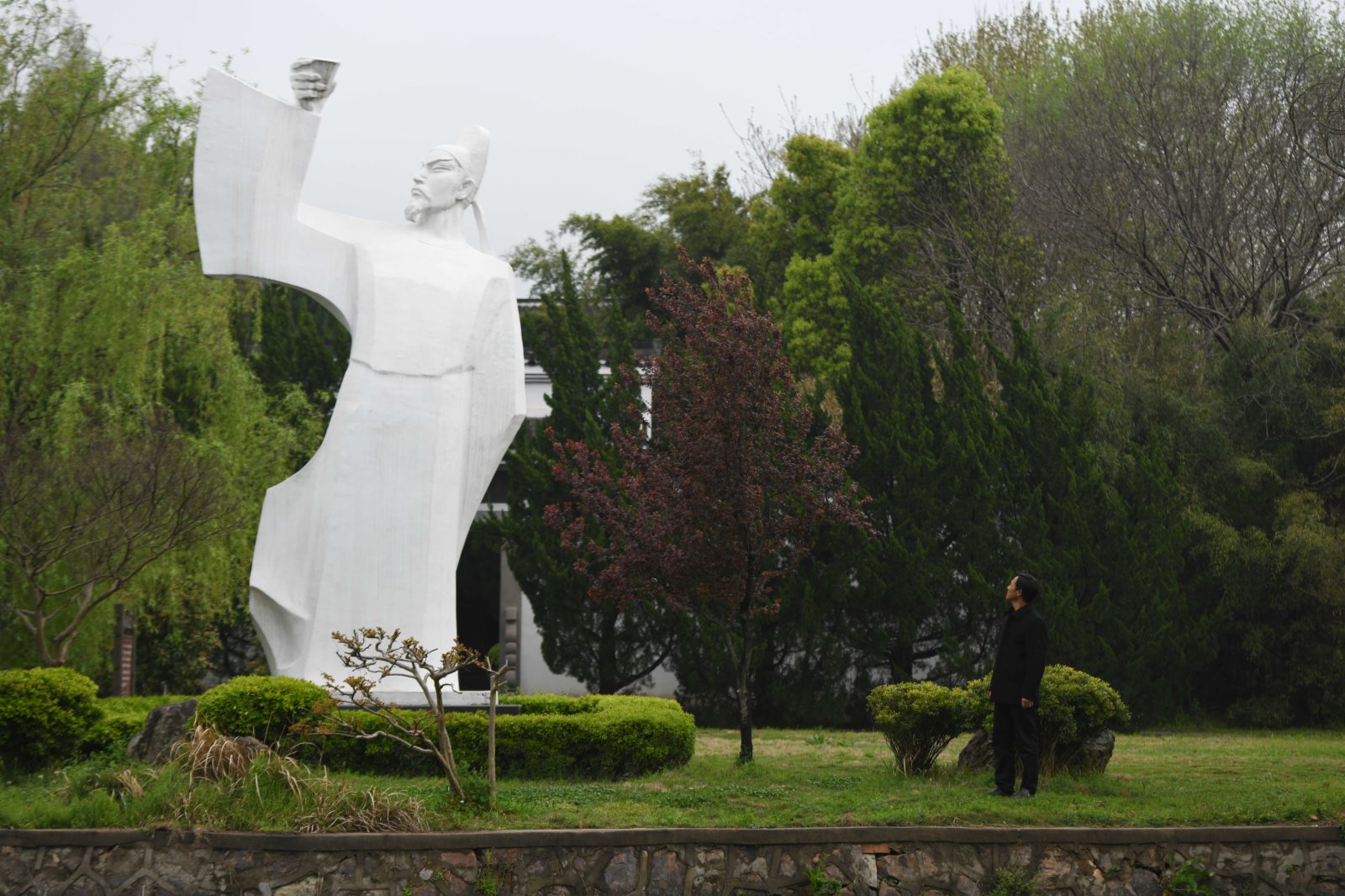 3月31日,谷常新在李白文化園內的李白雕像前駐足。(新華社) 3月31日,谷常新在李白文化園內的李白雕像前駐足。(新華社)