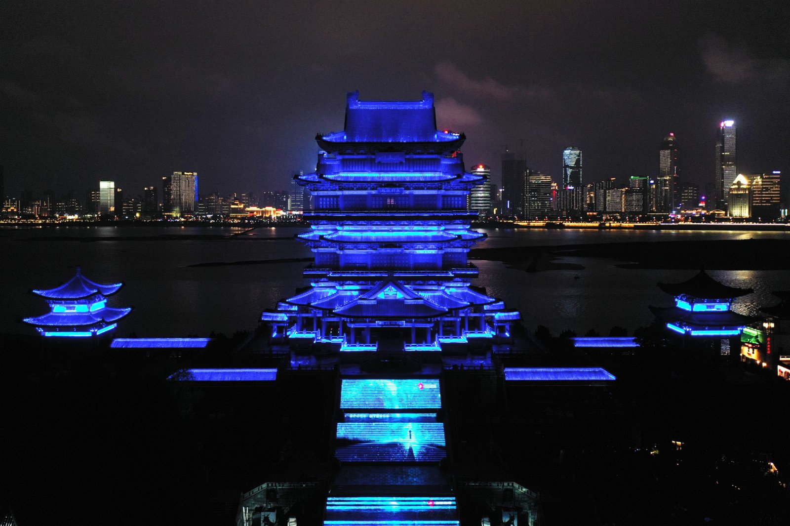 4月2日晚，江西南昌市滕王閣旅遊區聯合包括岳陽樓、黃鶴樓在內的中國18座歷史文化名樓，共同「點亮藍燈」，號召社會關注自閉症群體，呼籲公眾關愛「星星的孩子」。中新社