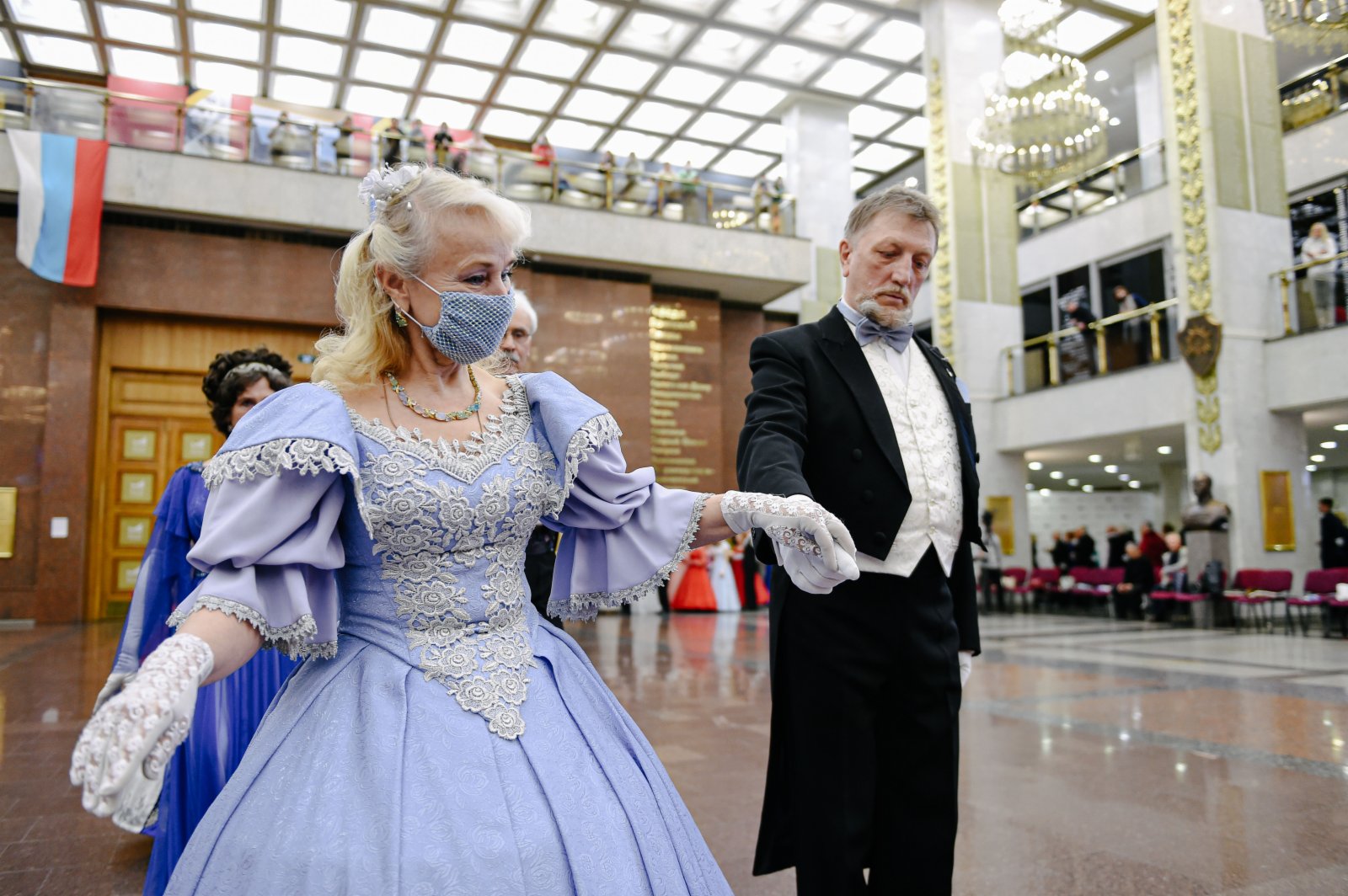 4月3日，在俄羅斯首都莫斯科，人們身著盛裝參加舞會。（新華社）
