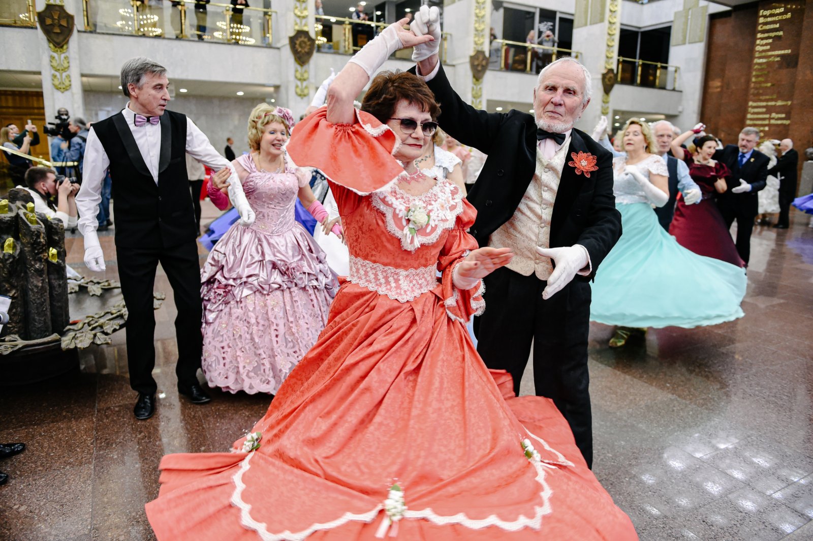 4月3日，在俄羅斯首都莫斯科，人們身著盛裝參加舞會。（新華社）