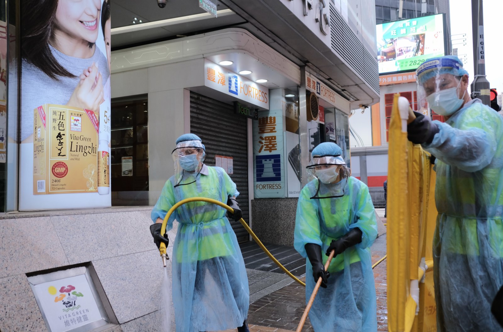 圖為清潔工人於涉事電器鋪外的街道進行清潔。（香港中通社）